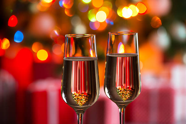 verres de vin et cadeaux de noël - wine christmas alcohol evening ball photos et images de collection