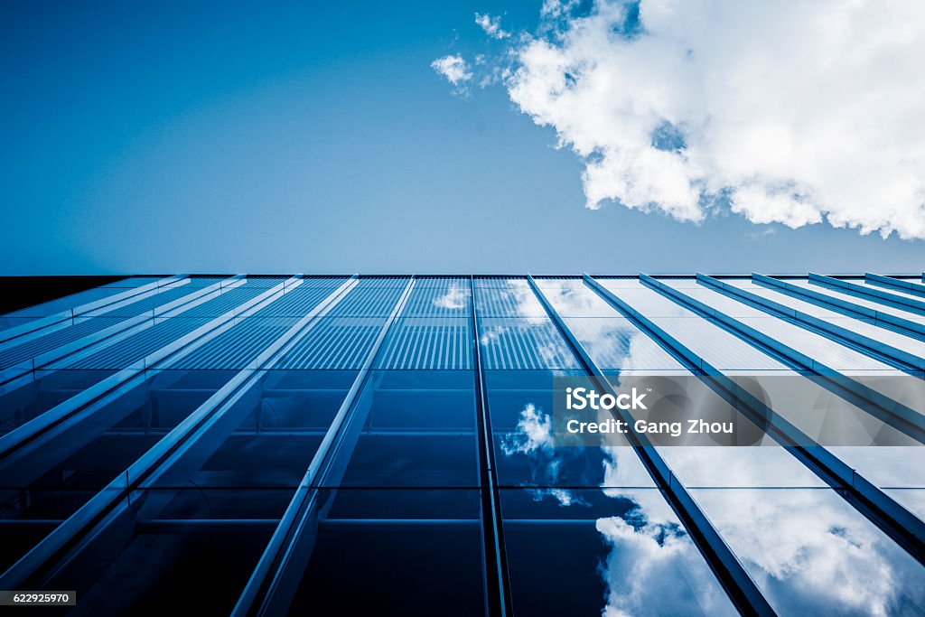 Nuvens refletida em janelas do edifício de escritório moderna  - Foto de stock de Exterior de Prédio royalty-free