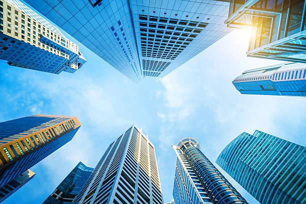 rascacielos de singapur, distrito financiero de raffles place - vista de ángulo bajo fotografías e imágenes de stock