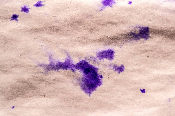 白紙、マクロのシートに紫色のインク染色 - blob watercolor painting spotted ink ストックフォトと画像