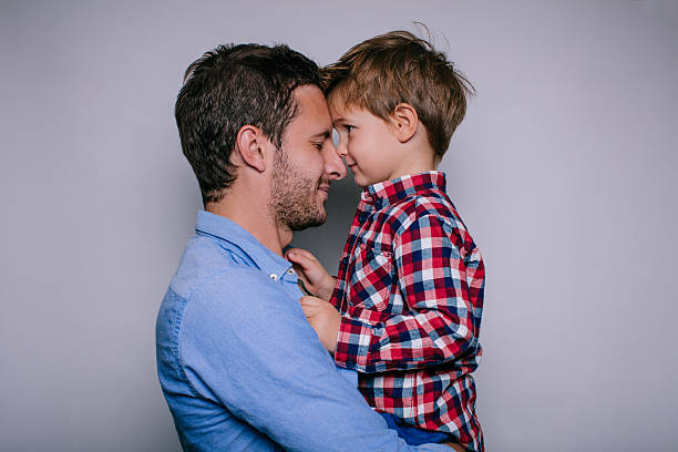 pai e filho  - kissing child family isolated - fotografias e filmes do acervo