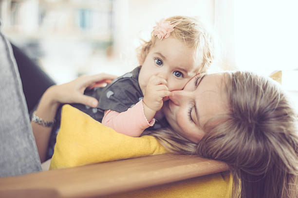 madre y su pequeña hija en casa - living room elegance women long hair fotografías e imágenes de stock