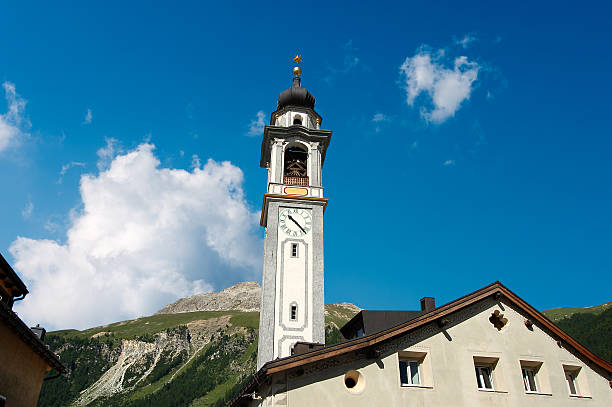 evangelisch-reformierte kirche - samedan schweiz - engadine built structure house mountain stock-fotos und bilder