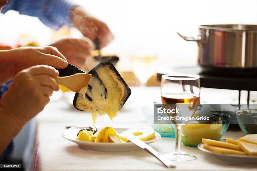 Familie isst Raclette. Nahaufnahmekonzept. - Lizenzfrei Raclette Stock-Foto