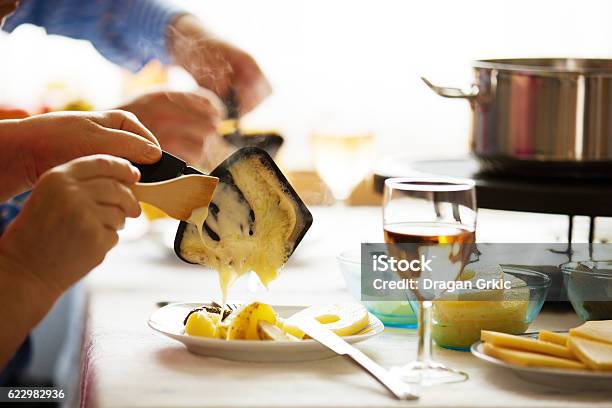 Familie Isst Raclette Nahaufnahmekonzept Stockfoto und mehr Bilder von Raclette - Raclette, Käse, Schmelzen