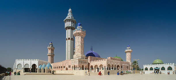 meczet touba, centrum mouridism, senegal - senegal zdjęcia i obrazy z banku zdjęć