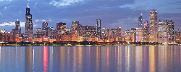 vue panoramique de chicago de nuit - chicago skyline illinois downtown district photos et images de collection