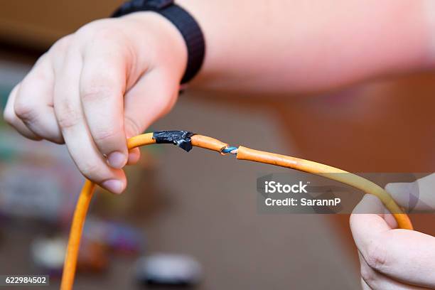 Cables Dañados Foto de stock y más banco de imágenes de Cable de energía eléctrica - Cable de energía eléctrica, Cable, Dañado