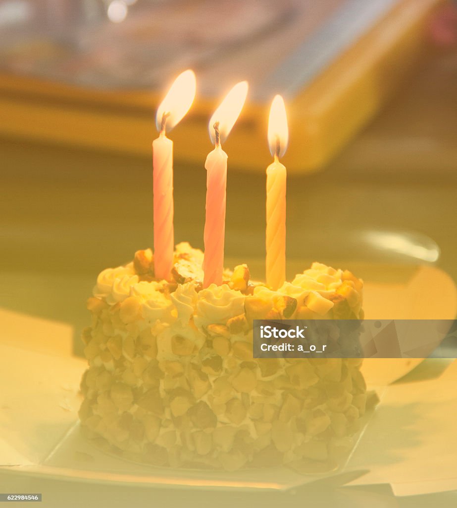 Bánh Sinh Nhật Nhỏ Với Ba Ngọn Nến Với Hiệu Ứng Gradient Hình ảnh ...