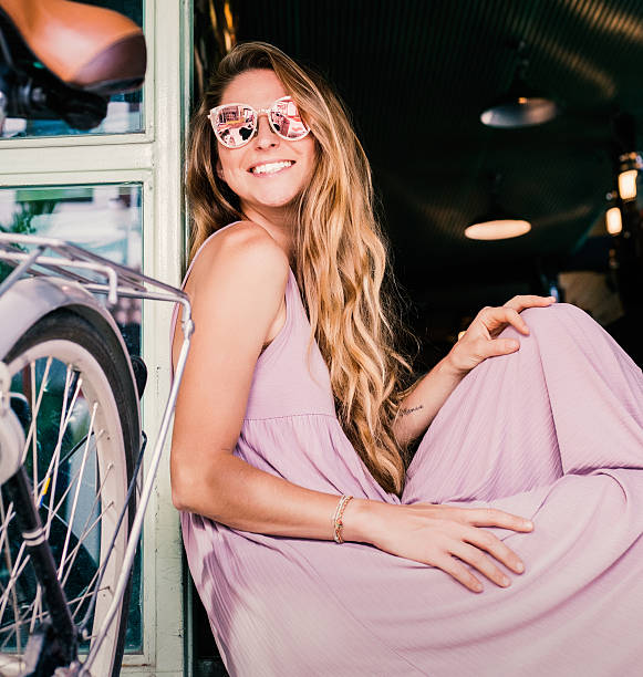 ragazza felice con una bicicletta - blond hair fashion smiling attractive female foto e immagini stock