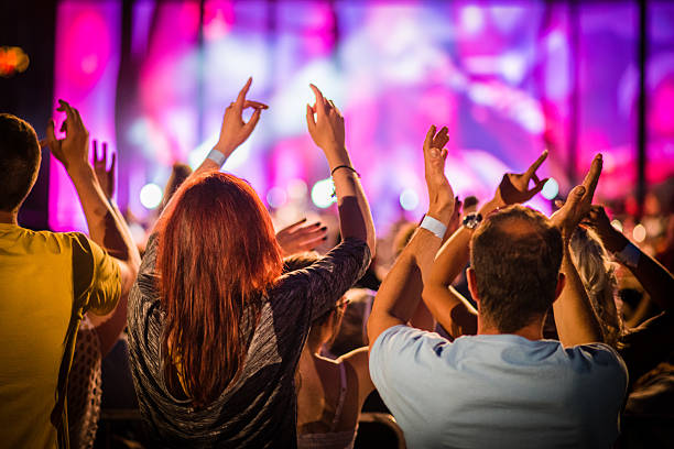 음악 콘서트  - applauding clapping wristband crowd 뉴스 사진 이미지