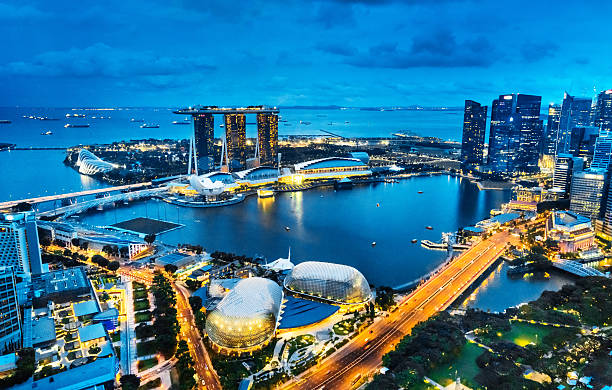 vista aérea singapur, marina bay al anochecer - merlion singapore marina bay lighting equipment fotografías e imágenes de stock