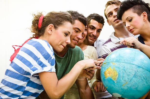 jóvenes buscando lugar en un mundo - adolescence teenager globe map fotografías e imágenes de stock