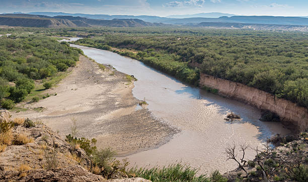 us-grenze zu mexiko - rio grande stock-fotos und bilder