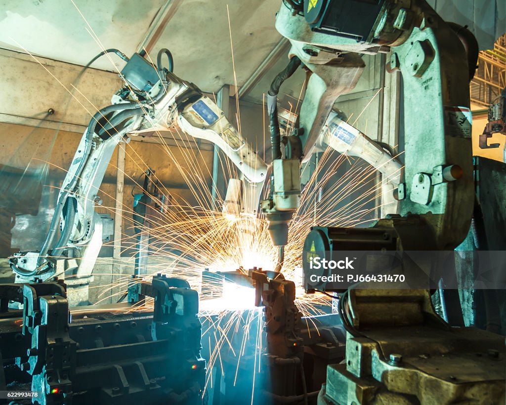 Équipe robot soudage acier flou de mouvement industrie. - Photo de Souder libre de droits