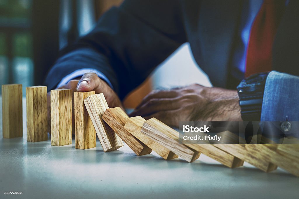 homme d’affaires arrêtant l’effet domino - Photo de Stratégie libre de droits