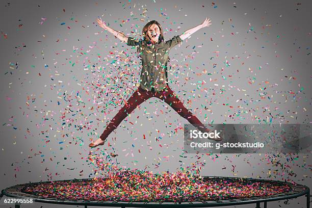 Como Una Estrella Foto de stock y más banco de imágenes de Trampolín - Artículos deportivos - Trampolín - Artículos deportivos, Mujeres, Una sola mujer