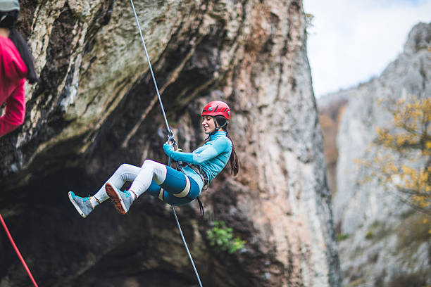 деятельность дня - climbing mountain climbing rock climbing women стоковые фото и изображения