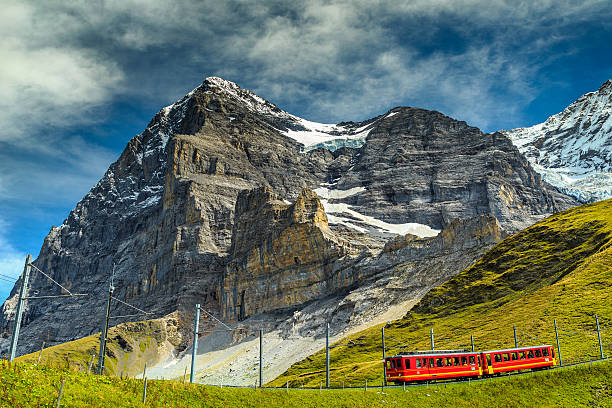electric tren turista y eiger north face, alpes bernese, suiza - north face eiger mountain fotografías e imágenes de stock