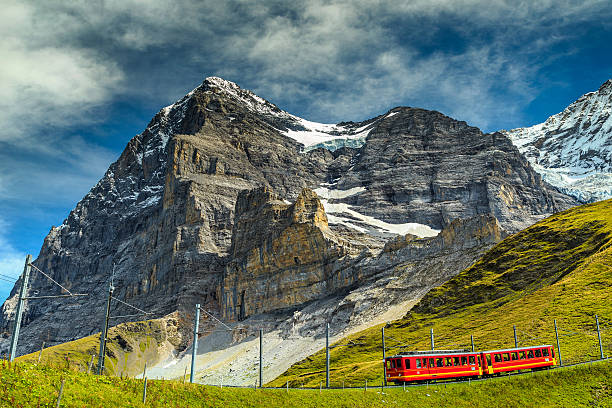 전기 여행 기차 및 아이거 노스 페이스, 베르네제 오버란트, switzerland - eiger 뉴스 사진 이미지