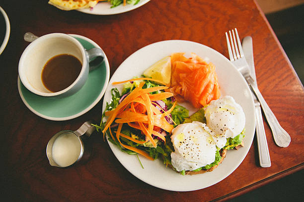 朝食はお出しいたします。 - poached egg ストックフォ��トと画像