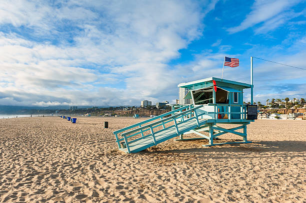 rettungsschwimmerhütte am santa monica beach california - santa monica santa monica beach beach california stock-fotos und bilder