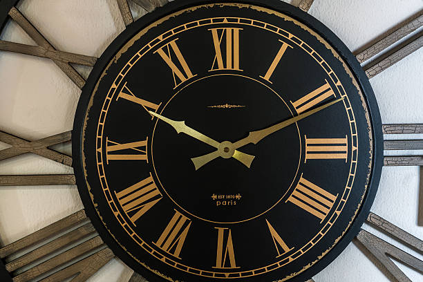 壁時計マクロ - clock face old time number 2 ストックフォトと画像