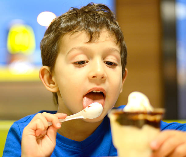 junge essen eis - child chocolate ice cream human mouth stock-fotos und bilder