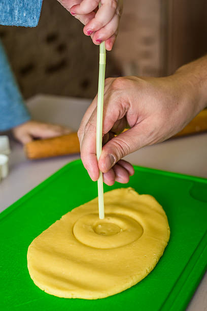 kind und papa macht teig mit stroh - baking dough human hand rolling pin stock-fotos und bilder