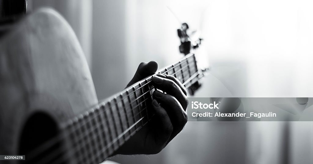 Tocar la guitarra en blanco y negro - Foto de stock de Guitarra acústica libre de derechos