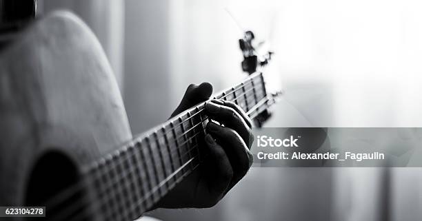 Tocar La Guitarra En Blanco Y Negro Foto de stock y más banco de imágenes de Guitarra acústica - Guitarra acústica, Guitarra, Jazz