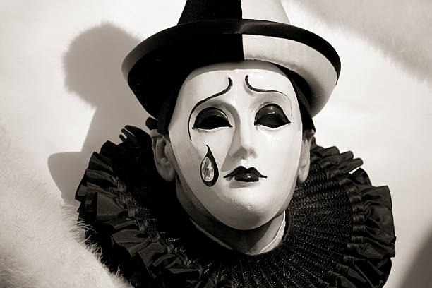 carnaval de veneza - máscara de pierrot - mardi gras close up veneto italy - fotografias e filmes do acervo