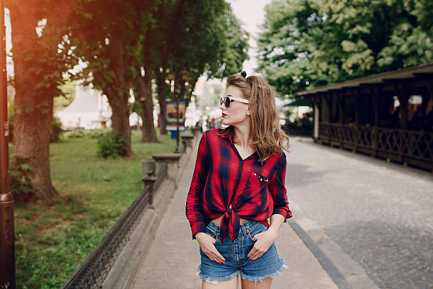 очаровательная девушка на улице - sunglasses fashion pin up girl women стоковые фото и изображения