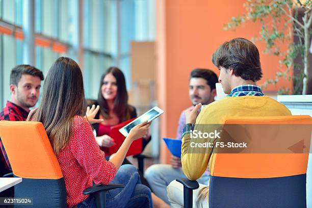 Grupo De Jóvenes Profesionales De La Empresa Que Tienen Una Reunión Foto de stock y más banco de imágenes de Foto natural