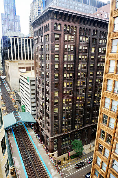 monadnock building e binari ferroviari sopraelevati, centro di chicago - ferrovia sopraelevata foto e immagini stock