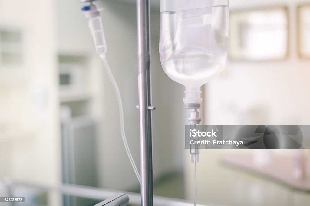 Primer plano de goteo i.v. de solución salina para el paciente en el hospital - Foto de stock de Gota a gota salino libre de derechos