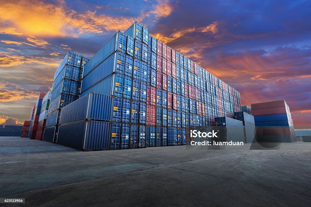 Industrielle Containerwerft für Logistik-Importexportgeschäft - Lizenzfrei Behälter Stock-Foto