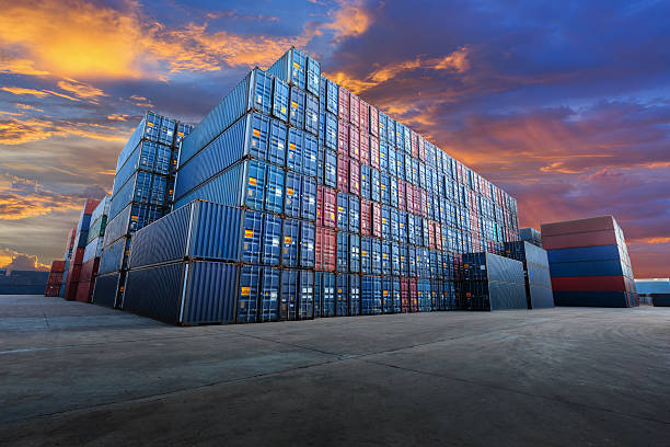 industrielle containerwerft für logistik-importexportgeschäft - behälter stock-fotos und bilder