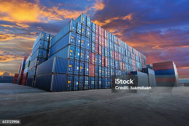 Industrielle Containerwerft Für Logistikimportexportgeschäft Stockfoto und mehr Bilder von Behälter
