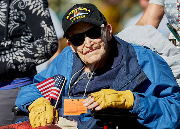 veterano herói americano da segunda guerra mundial na parada do dia dos veteranos - korean war - fotografias e filmes do acervo