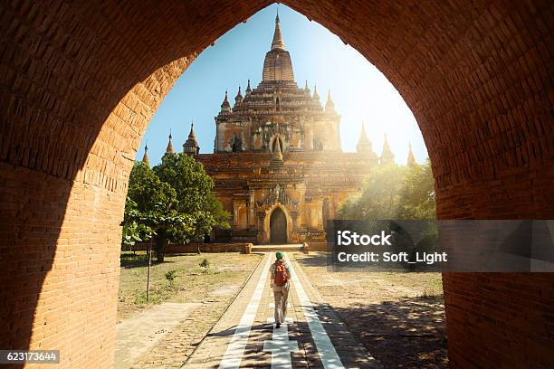 Photo libre de droit de Voyageur Marchant Le Long De La Route Du Temple Htilominlo À Bagan Birmanie banque d'images et plus d'images libres de droit de Voyage