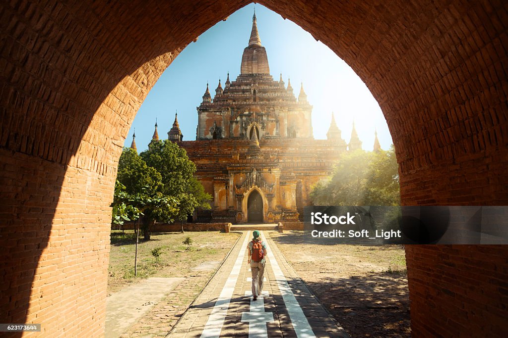 Viajante caminhando ao longo da estrada para o templo Htilominlo em Bagan. Birmânia - Foto de stock de Viagem royalty-free