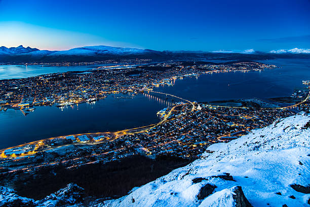 tromso norvegia - mountain snow sunset house foto e immagini stock