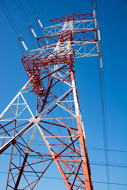 pôle haute tension tension blanc rouge pour plusieurs hig - hig up photos et images de collection