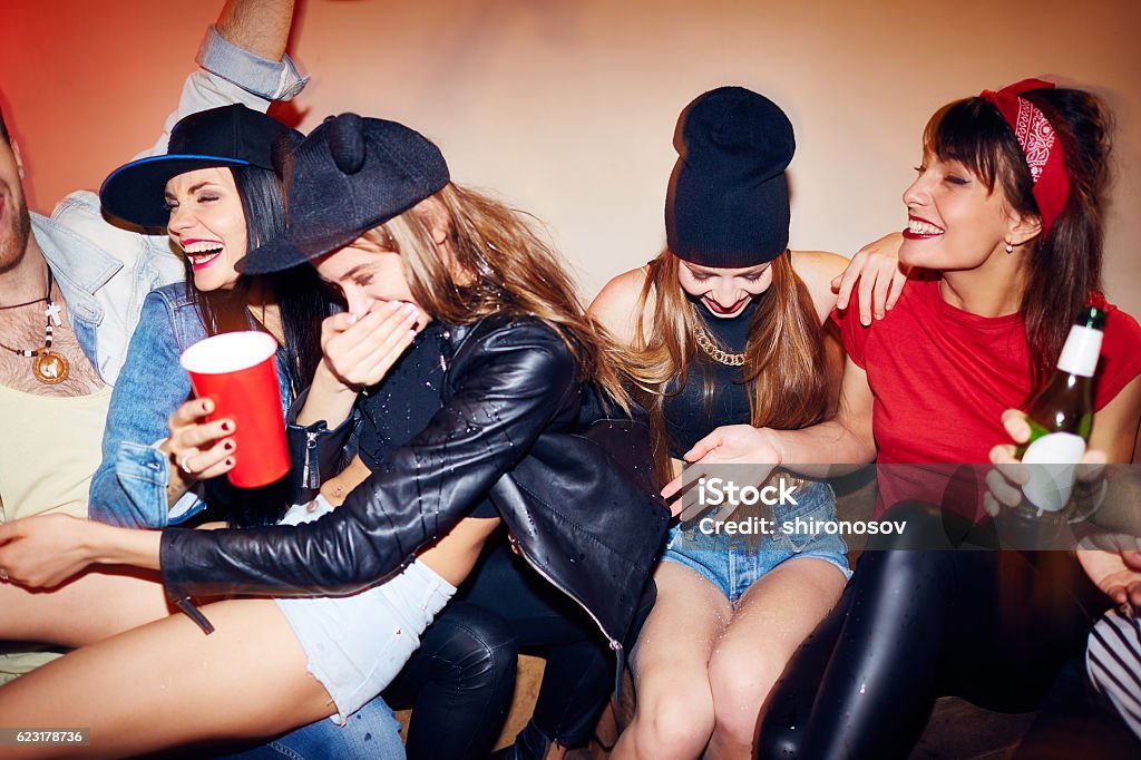 Raging Fun bei Late Night Party - Lizenzfrei Freundschaft Stock-Foto