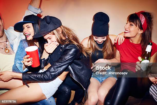 Raging Fun Bei Late Night Party Stockfoto und mehr Bilder von Freundschaft - Freundschaft, Party, Betrunken