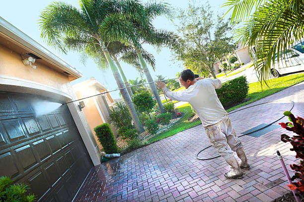 Series:Hispanic Male painter power washing an upscale home Hispanic male power washing an upscale home beore painting in a 55+ senior gated community. Taken with a Canon 5D mark IV pressure washing house stock pictures, royalty-free photos & images