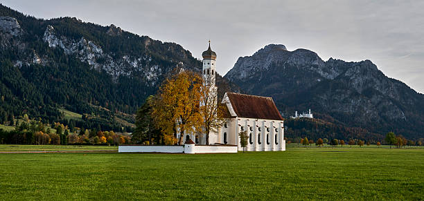 сельский пейзаж в баварии с церковью святого коломана - st colomans church стоковые фото и изображения