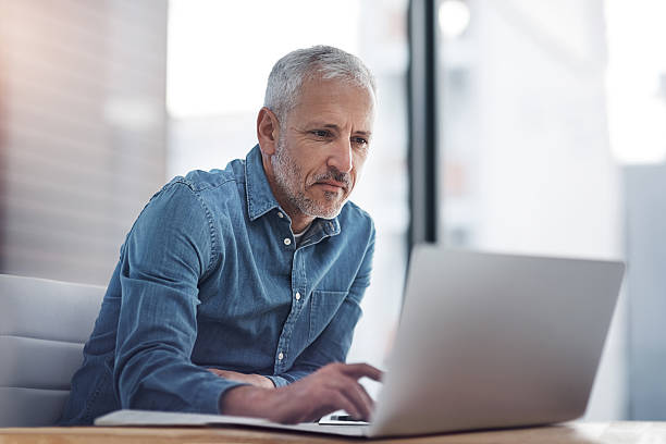 tirer parti du succès de l’entreprise - mature men photos et images de collection