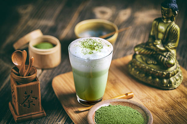 matcha tee latte - matcha tee stock-fotos und bilder